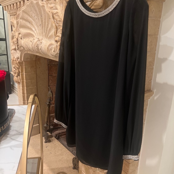 Dress - Picture 1 of 4